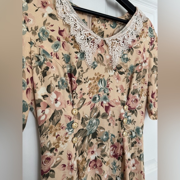 Vintage Beige Floral Maxi Dress with Lace Collar - Picture 3 of 9